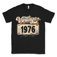 Black 46 Year Old Vintage 1976 Men Women 46th Birthday Decor Classic Tee - minhPixels