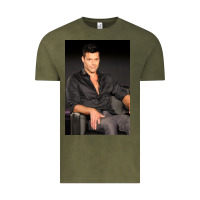 Vintage Olive who is ricky martin playing in ameri Vintage Tee - linhVisuals