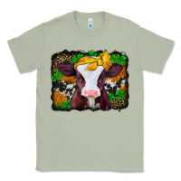 Matcha st patricks baby cow with leopard background Classic Tee - Jasminsmagicworld