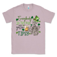 Lilac everybody in the pub gettin' tipsy Classic Tee - MaliasSmallBusiness