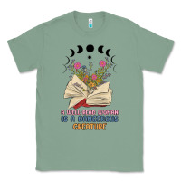 Sage a well read woman is a dangerous creature Classic Tee - MaliasSmallBusiness
