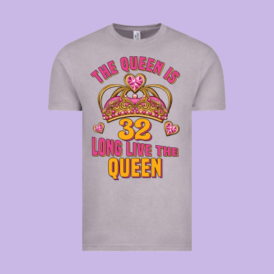 The Queen Is 32 Long Live The Queen Kopya Vintage Tee Designed By Jasminsmagicworld