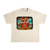 Sandshell hot coco christmas highland cow with background Urban Heavy Tee - Jasminsmagicworld