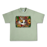 Oil Green distressed christmas sunflowers leopard cowhide background Urban Heavy Tee - Jasminsmagicworld