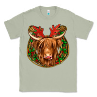 Matcha christmas highland cow mistletoe Christmas Classic Tee - Jasminsmagicworld