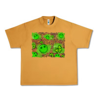 Peanut Butter shamrock glitter leopard and wood background Urban Heavy Tee - Artiststas