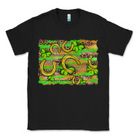Black horseshoe shamrock leopard wood glitter background Classic Tee - Artiststas