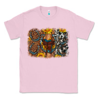 Bubblegum Pink saddle sunflower horseshoe cowhide leopard background Classic Tee - Artiststas