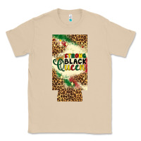 Mushroom strong black queen 12 oz can cooler (slim) Classic Tee - Artiststas