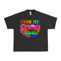 Pigment Black lgbtq kiss me Urban Heavy Tee - HRA Design Shop