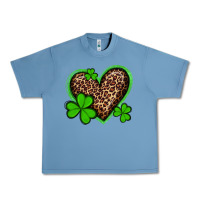 Pebble Blue st patricks day leopard heart with shamrocks Urban Heavy Tee - Artiststas
