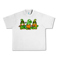Lunar Rock st patricks day gnomes with western hearts and shamrocks Urban Heavy Tee - Artiststas