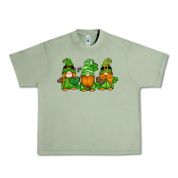 Oil Green st patricks day gnomes with western hearts and shamrocks Urban Heavy Tee - Artiststas