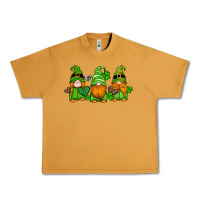 Peanut Butter st patricks day gnomes with western hearts and shamrocks Urban Heavy Tee - Artiststas