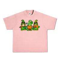 Salmon st patricks day gnomes with western hearts and shamrocks Urban Heavy Tee - Artiststas