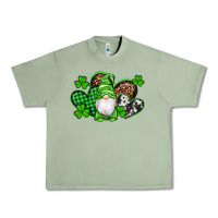 Oil Green st patricks day gnome with western hearts Urban Heavy Tee - Artiststas