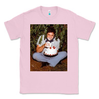 Bubblegum Pink johnny cash eating cake in a bush Classic Tee - linhVisuals
