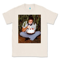 Natural johnny cash eating cake in a bush Classic Tee - linhVisuals