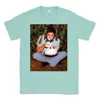 Seafoam johnny cash eating cake in a bush Classic Tee - linhVisuals
