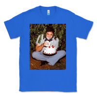 True Royal johnny cash eating cake in a bush Classic Tee - linhVisuals