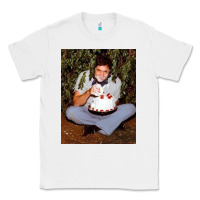 White johnny cash eating cake in a bush Classic Tee - linhVisuals