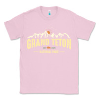 Bubblegum Pink grand teton national park est 1929 vinage wyoming mountains graphic Classic Tee - linhVisuals