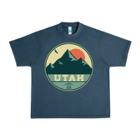 Midnight Navy utah retro mountain badge Urban Heavy Tee - linhVisuals