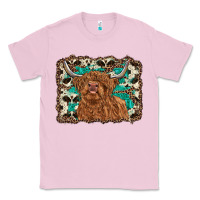 Bubblegum Pink highland cow western background Classic Tee - RanaPortraitStore