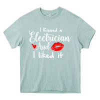 Arona i kissed an electrician and i liked it for girlfriend wife pullover ho Heavy Core Tee - linhVisuals