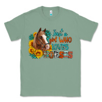 Sage just a girl who loves horses Classic Tee - Artiststas