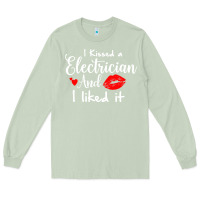 Matcha i kissed an electrician and i liked it for girlfriend wife pullover ho Long Sleeve Tee - linhVisuals