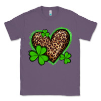 Lavender st patricks day leopard heart with shamrocks Classic Tee - Artiststas
