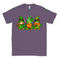 Lavender st patricks day gnomes with western hearts and shamrocks Classic Tee - Artiststas