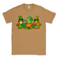 Toasted Coconut st patricks day gnomes with western hearts and shamrocks Classic Tee - Artiststas